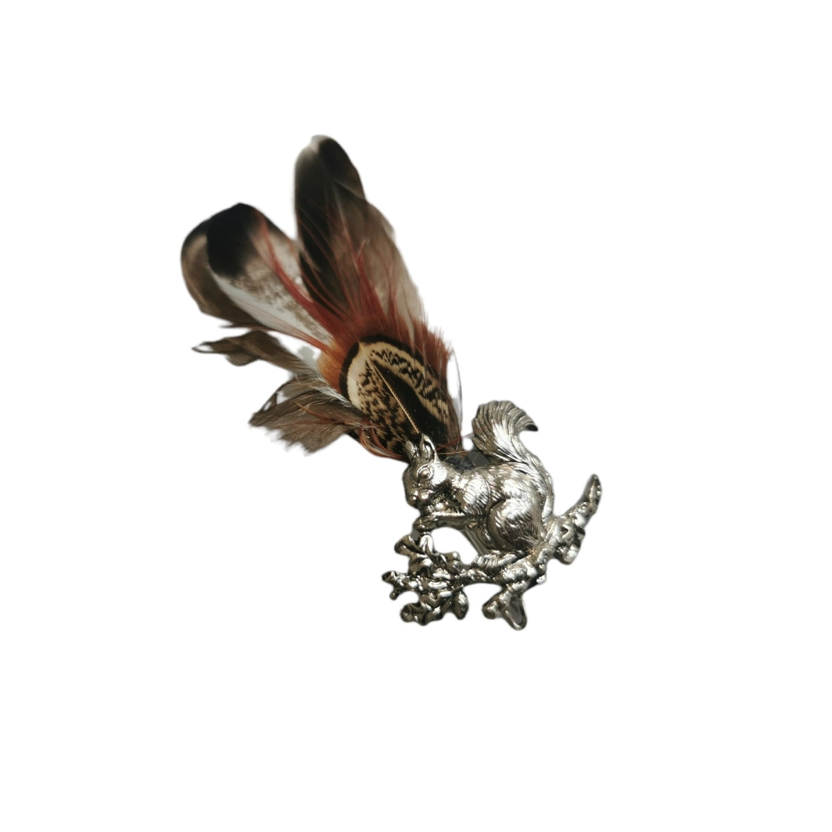 Piespraude ar spalvas un vāveres motīvu