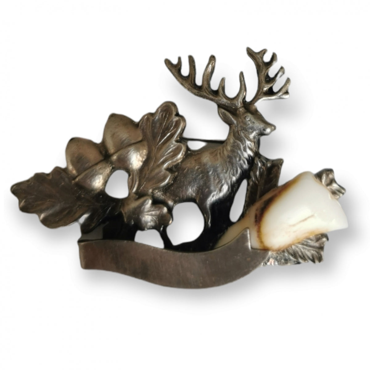 Piespraude briedis ar zobu motīvu