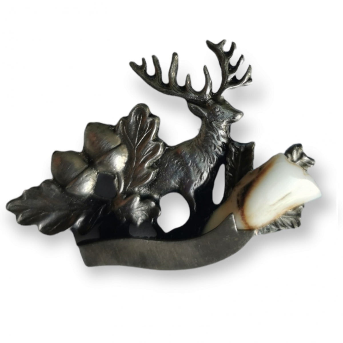 Piespraude briedis ar zobu motīvu